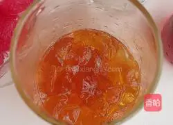 Illustration of how to make cranberry drink with water chestnut popping beads 5
