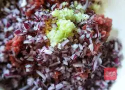 Illustration of how to make beef patties 2