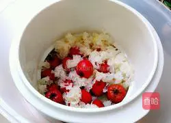 Illustration of how to make hawthorn and white fungus soup 6