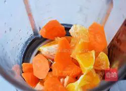 Illustration of how to make orange carrot juice 4