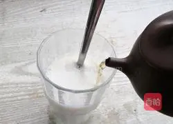 Illustration of how to make very simple milk tea 3