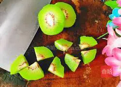 Illustration of how to make kiwi fruit and winter melon rind sweet soup 5
