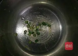 Illustration of how to make loofah and egg drop soup 7