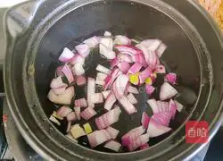 Illustration of how to make ham and loofah soup 3