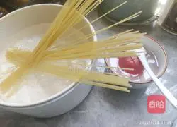 Illustration of how to make tomato lettuce pasta 2