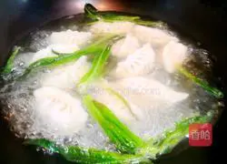 Illustration of how to make Jade Willow Leaf Dumplings for New Year's Eve Dinner 4