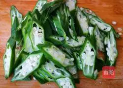 Illustration of how to make okra mixed with white fungus 4