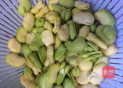 Illustration of how to make broad bean and egg soup 1