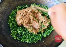 Illustration of how to make big meat dumplings with chives and moss 7