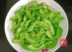 Illustration of how to make fried eggs with bitter melon 3