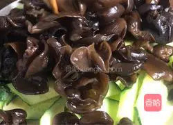 Illustration of how to make fungus mixed with cucumber 10