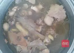 Illustration of how to make Smilax Poria Red Bean and Duck Soup 5