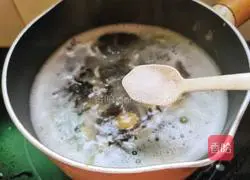 Illustration of making fungus, shrimp skin and egg drop soup 11