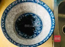 Illustration of how to make seaweed and shredded pork soup 1