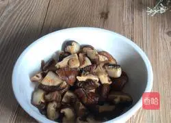 Illustration of how to make red dates, mushrooms and old chicken soup 7