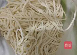 Illustration of how to make noodles with scallion oil 1