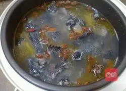 Illustration of how to make black chicken soup 5