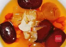 Illustration of how to make snow fungus, red dates and wolfberry syrup 5
