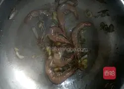 Illustration of hand-made noodles with fresh shrimps in clear soup 7