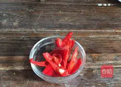 Illustration of how to stir-fry lean meat with snow peas 5