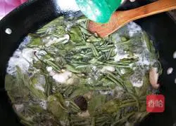 Illustration of how to make shrimp and water shield soup 8