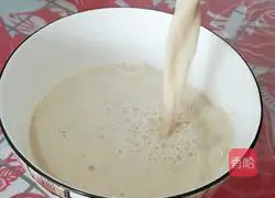 Illustration of how to make brown sugar, ginger and jujube milk 7