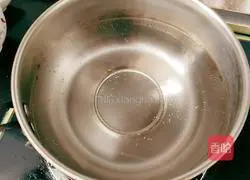 Illustration of how to make cantaloupe and white fungus soup 7