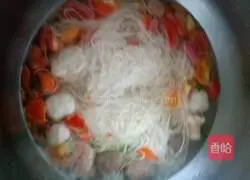 Illustration of how to make birthday noodles 4