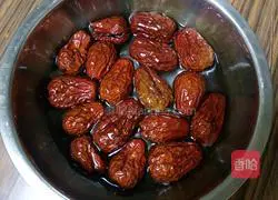 Illustration of how to make red date steamed buns 1