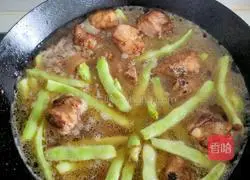 Illustration of how to make braised pork ribs and beans with noodles 6