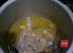 Illustration of how to make chicken, ribs and cuttlefish soup 3