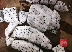 Illustration of how to make dragon fruit milkshake 4