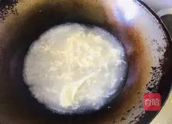 Illustration of how to make egg and coriander soup 8