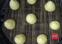 Illustration of how to make mini golden steamed buns 14