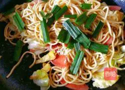 Illustration of how to make fried noodles with ham and eggs 10