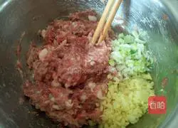 Illustration of making mushroom, carrot and pork buns 8