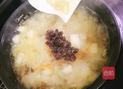 Illustration of how to nourish the skin and nourish the lungs (cranberry, peach gum, tremella and snow pear soup) 8