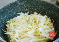 Illustration of how to make green onion and potato shredded cake 5