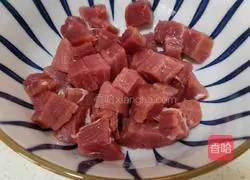 Illustration of how to make fried beef cubes with king oyster mushrooms 1