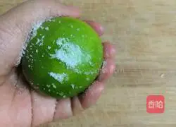 Illustration of how to make pomegranate sparkling cocktail 2