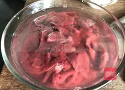 Illustration of how to stir-fry pork liver with green onions 2