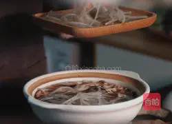 Illustration of how to make hot and sour beef soup 8