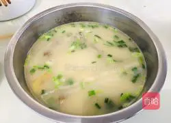 Illustration of how to make scallion and crucian carp soup 10