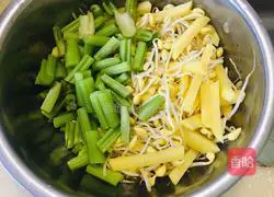 Soybean Sprouts, Celery and Potato Braised Noodles Recipe Illustration 3