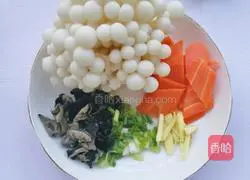 Illustration of how to make luffa and fungus soup 2