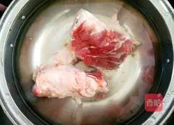 Illustration of how to make white radish stewed with large bones 1