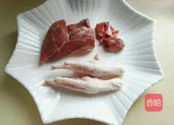 Illustration of how to make American ginseng and dendrobium lean meat soup 2