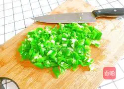 Illustration of how to make oil-free green pepper and egg pancake 5