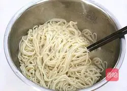 Illustration of how to make fried noodles with red oil king oyster mushroom 2