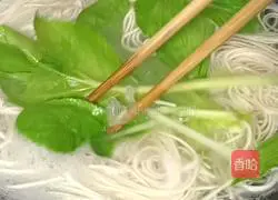 Illustration of how to make noodles with soy sauce meat 10